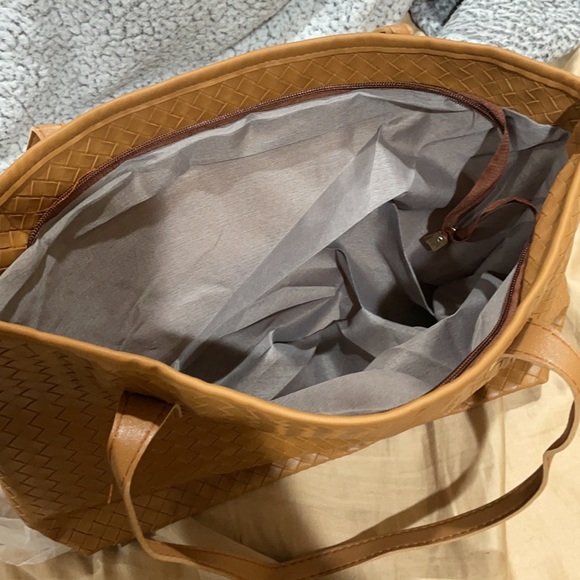 Braided embossed tote 👜 - Picture 8 of 8